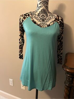 Turquoise leopard print three quarter sleeve top